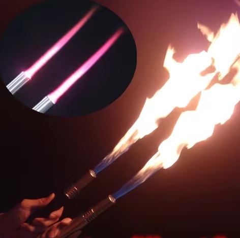 Nova Wide produisant une flamme large et épaisse lors d’un effet SFX