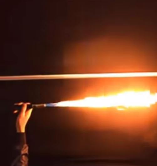 Torche SFX Nova Wide tenue à la main avec une flamme large en fonctionnement