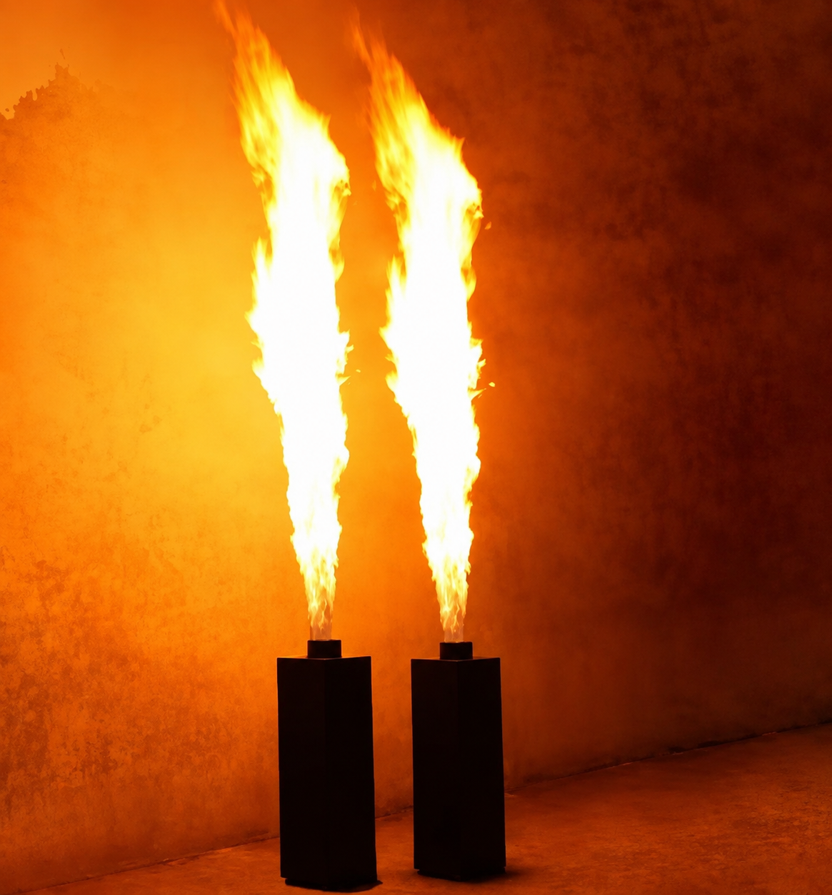 Deux machines Pulse 2M produisant des jets de flamme verticaux