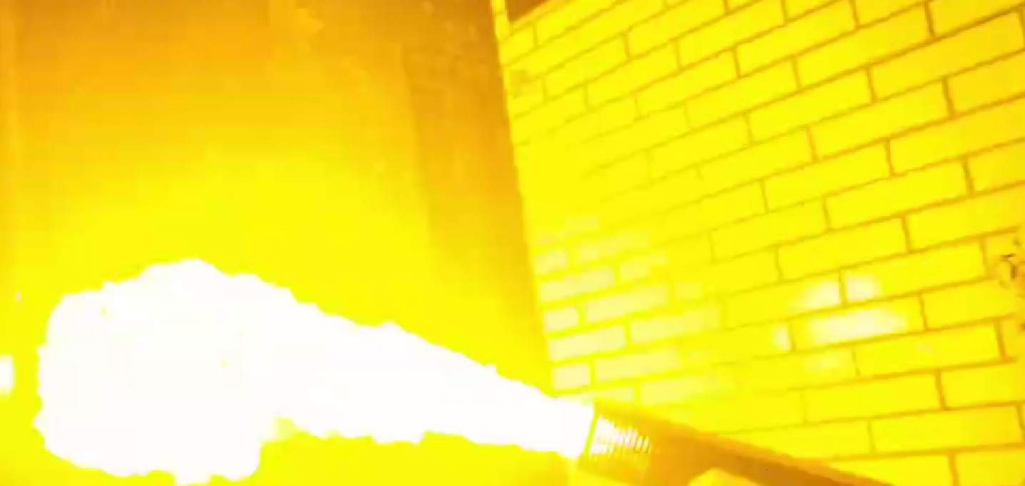 Flamme intense visible pendant une démonstration en fonctionnement de Vortex SFX
