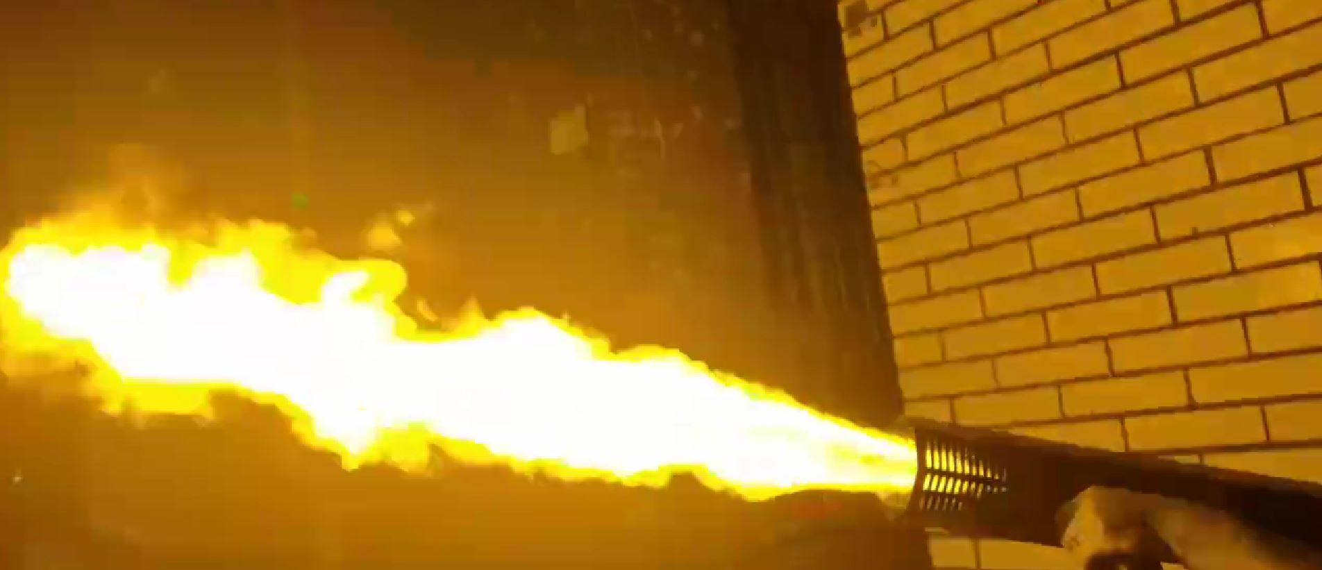 Effet de flamme produit devant un mur de briques lors d’une démonstration scénique